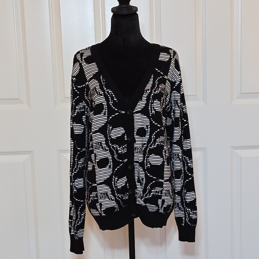 EUC Hot Topic Black and White Skull Sweater